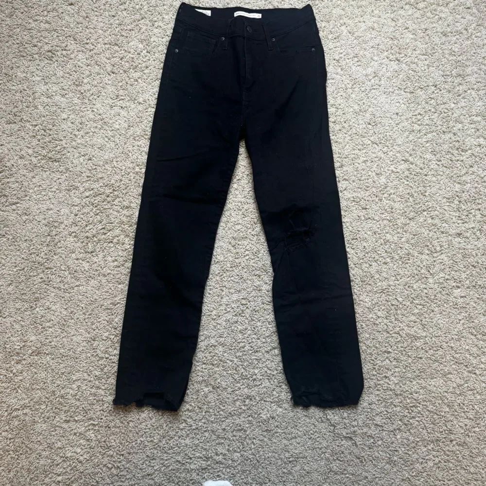 Women’s Levi’s black distressed skinny jeans ankle size 26